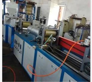 중국 PVC는 수축 배관 편평한 불어진 영화 밀어남 기계 5.5KW 모터 힘을 가열합니다 공장